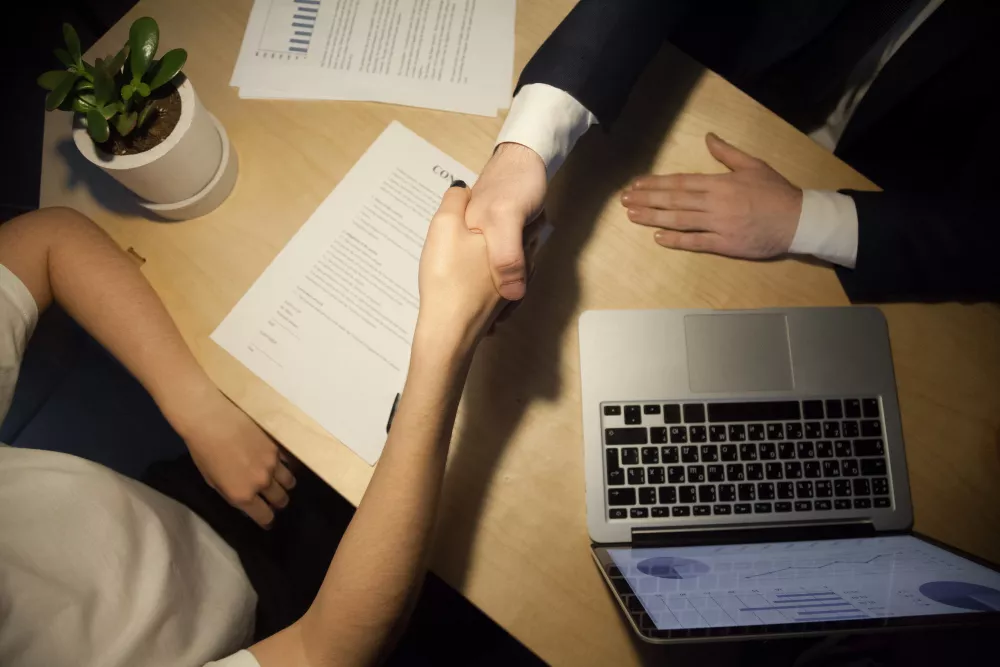 Interview-Training – zwei Personen am Schreibtisch mit Bewerbungsunterlagen beim Bewerbungsgespräch